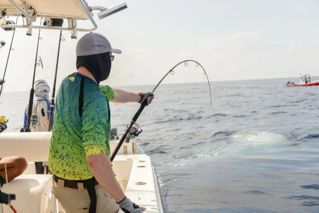 Angler im Drill mit einem Thunfisch in Panama